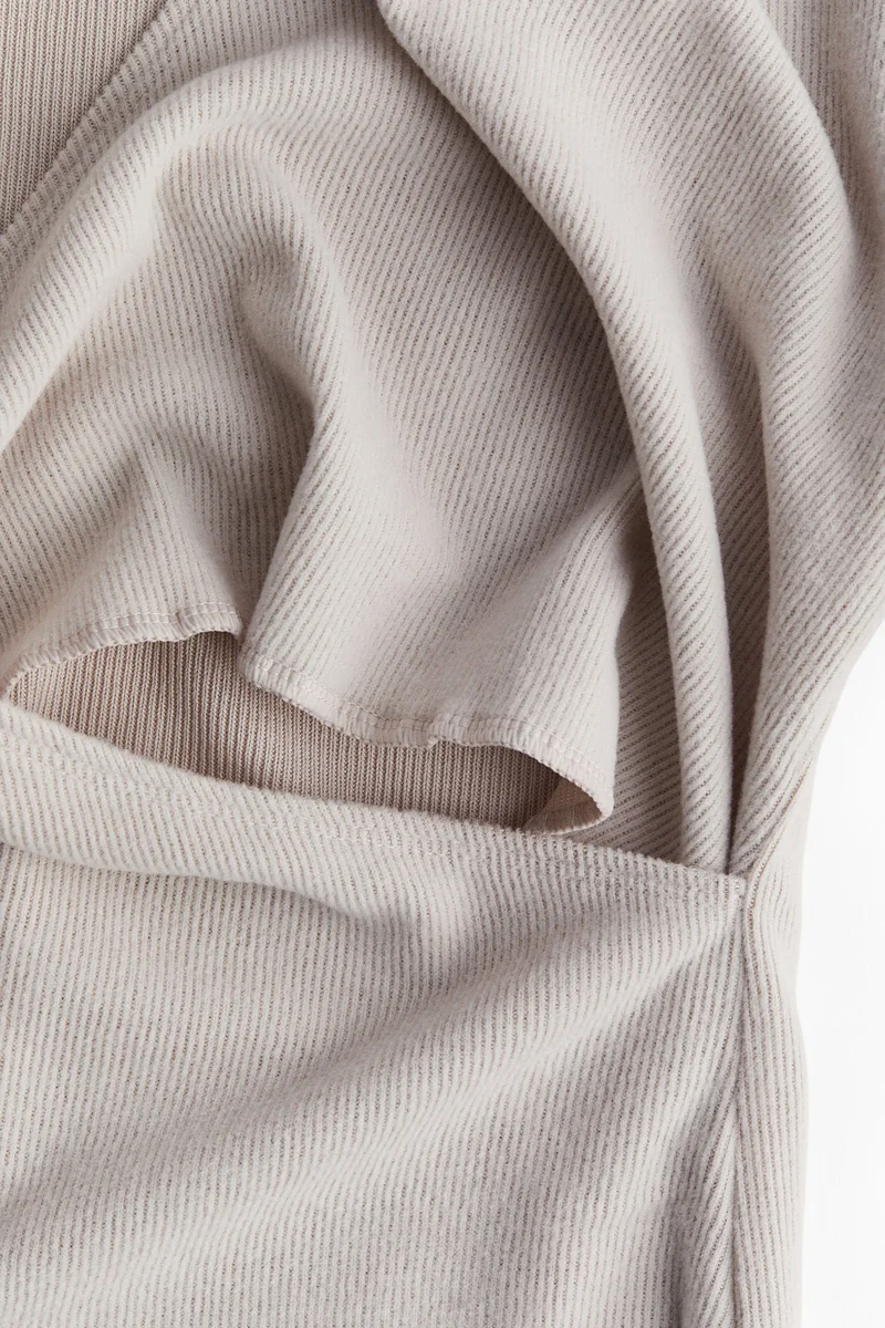 اتش اند ام بلوزة بتصميم ملفوف لفترة الرضاعة وبعدها من تشكيلة ماما