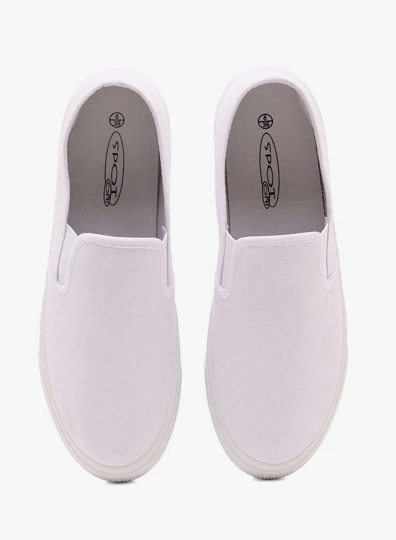 ايلا بلاطس بحزام أنيق