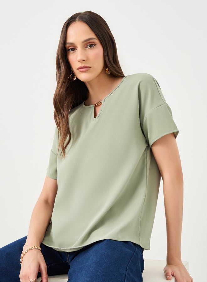 ستايلي بلوزة نسائية قصيرة الأكمام بلون أخضر سادة بياقة مفتاح - Image 1