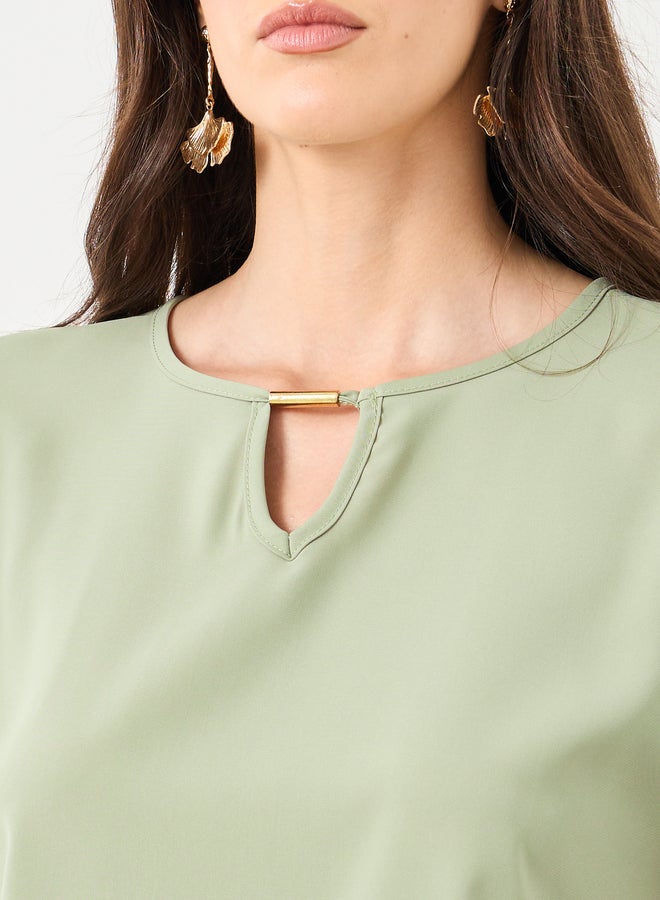 ستايلي بلوزة نسائية قصيرة الأكمام بلون أخضر سادة بياقة مفتاح - Image 4