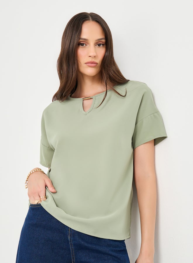 ستايلي بلوزة نسائية قصيرة الأكمام بلون أخضر سادة بياقة مفتاح - Image 3