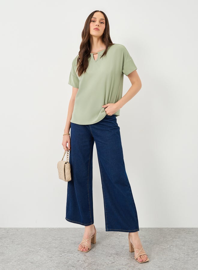 ستايلي بلوزة نسائية قصيرة الأكمام بلون أخضر سادة بياقة مفتاح - Image 2