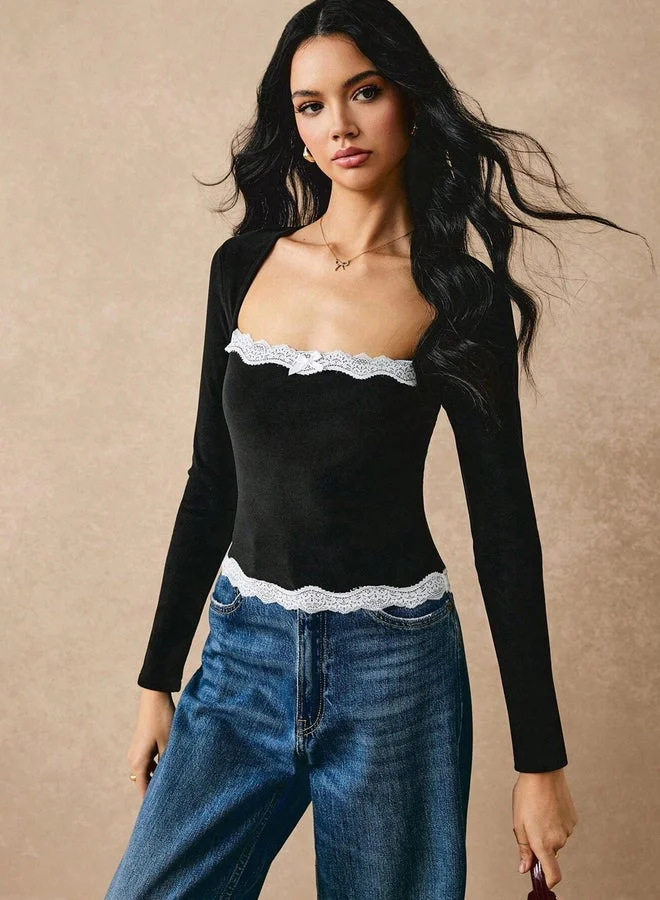تايك تو بلوزة سوداء بأكمام طويلة وحواف دانتيل