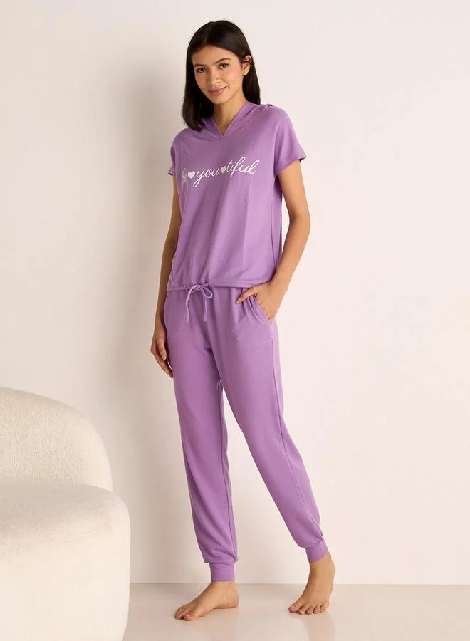 سبلاش فيڤ طقم تيشيرت بغطاء رأس وطبعات شعار وسروال رياضي بخصر مطاطي