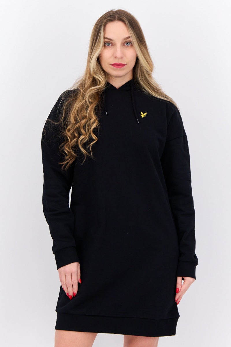 Lyle & Scott فستان سويت شيرت بقلنسوة مزين بشعار مطرز للنساء، أسود - Image 1