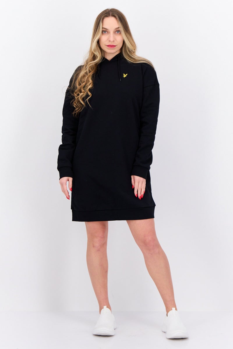 Lyle & Scott فستان سويت شيرت بقلنسوة مزين بشعار مطرز للنساء، أسود - Image 4