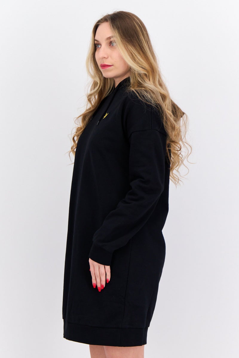 Lyle & Scott فستان سويت شيرت بقلنسوة مزين بشعار مطرز للنساء، أسود - Image 2