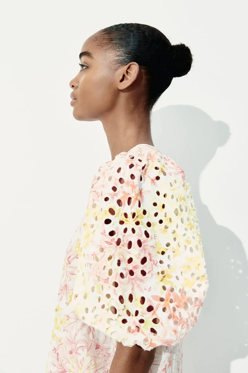 اتش اند ام فستان بأكمام مثقوبة