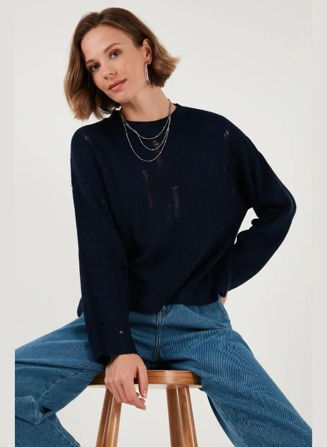 ليلا كنزة نسائية محبوكة بنقش ممزق بياقة دائرية من ليلا