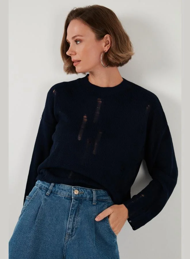 ليلا كنزة نسائية محبوكة بنقش ممزق بياقة دائرية من ليلا