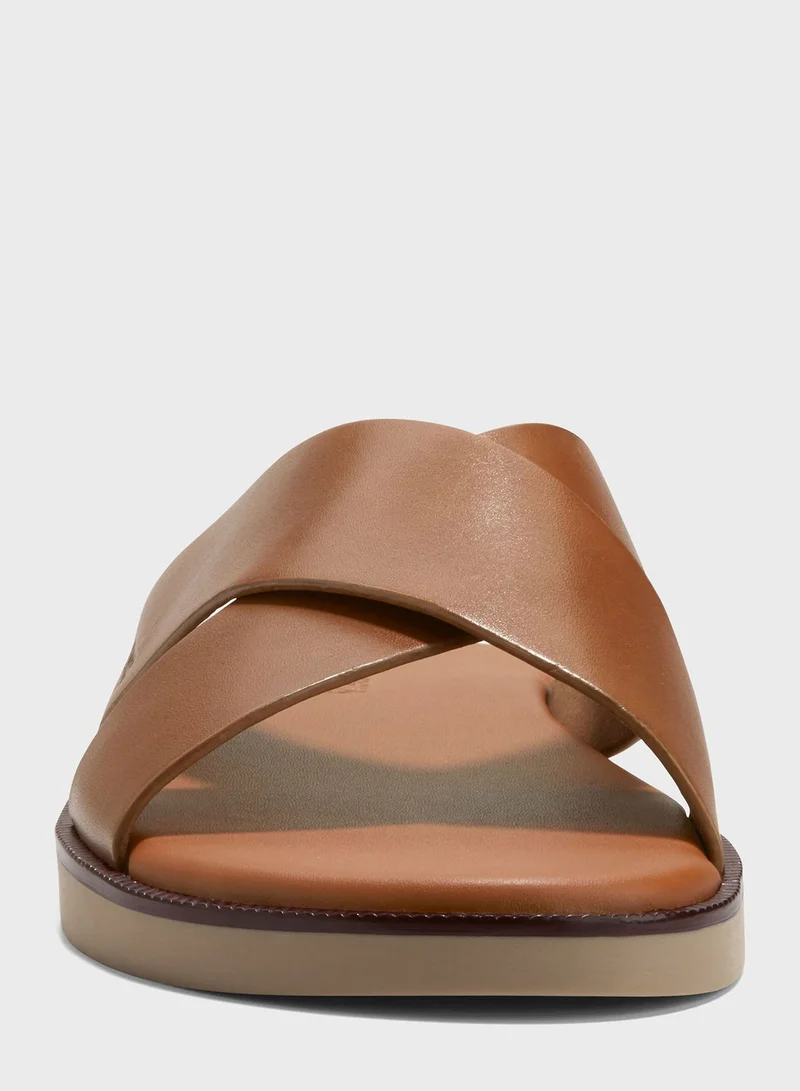 كول هان Cross Strap Sandals