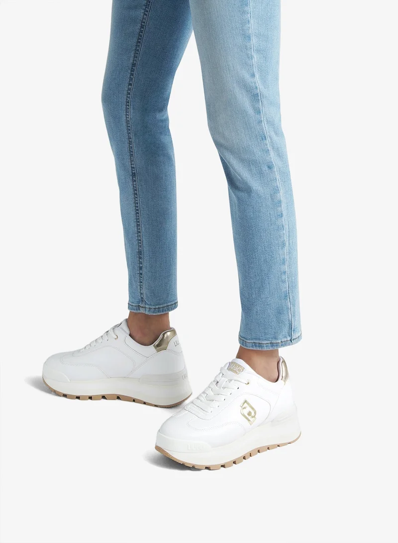 ليو جو أحذية رياضية بيضاء بمنصة