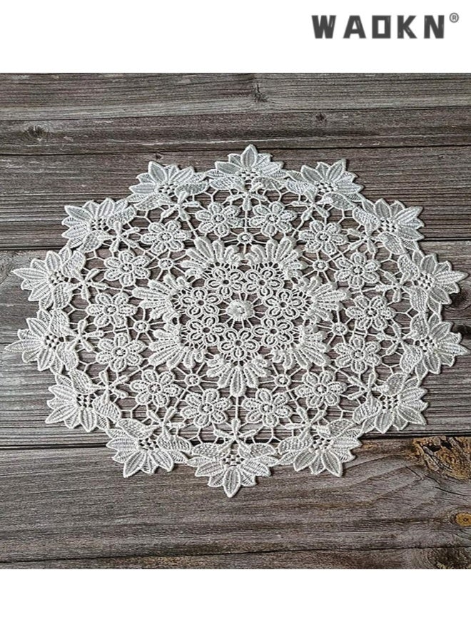 مجموعة من 3 مفارش طاولة مستديرة مطرزة، مفرش طاولة دائري مصنوع من الدانتيل الأبيض، مفارش دانتيل، مفارش كروشيه، مناسبة للأكواب والمشروبات والأوعية والأواني والأطباق والمزهريات ومفارش المائدة العتيقة، 25 سم - Image 1