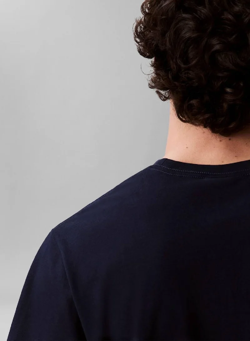 كالفن كلاين جينز تيشيرت بشعار مونوغرام