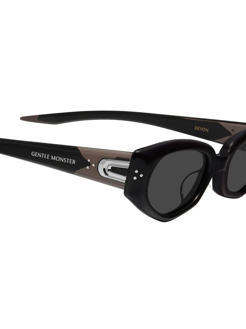 جنتل مونستر نظارات شمسية Gentle Monster DEVON Col.01 55 بتصميم عين القطة للجنسين - أسود/رمادي شفاف - Image 4