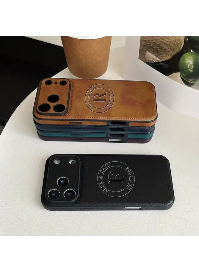 حالة هاتف من الجلد الصناعي محفورة بالليزر باسم مخصص لهاتف iPhone 11 Pro Max باللون البني - Image 1