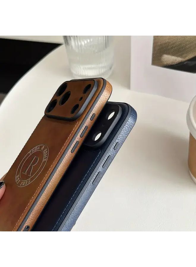 حالة هاتف من الجلد الصناعي محفورة بالليزر باسم مخصص لهاتف iPhone 11 Pro Max باللون البني - Image 4