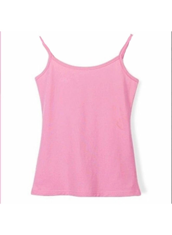 بلوزة نسائية بحمالات رفيعة بلون موحد، تناسب الجسم وتبرز القوام مثالية للتنسيق مع مختلف الملابس