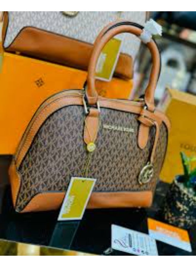 ام كي حقيبة MK Set متوسطة الحجم بشعار قبة - بني/بلوطي - Image 2