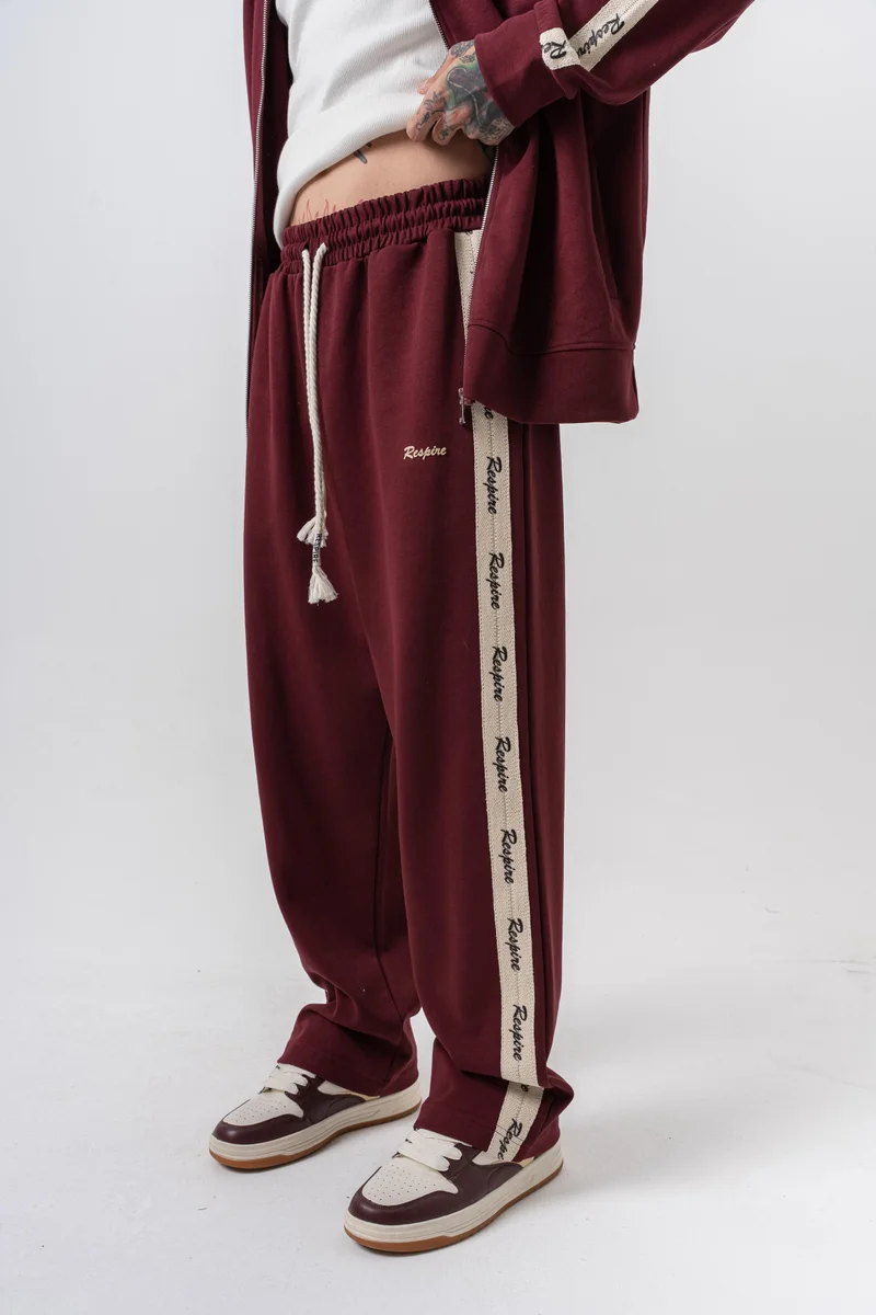ريسباير بنطلون رياضي رجالي واسع (Baggy) شتوي بوجهين (Doubleface) بتفاصيل شريط "Respire" لون خمري (Bordo)