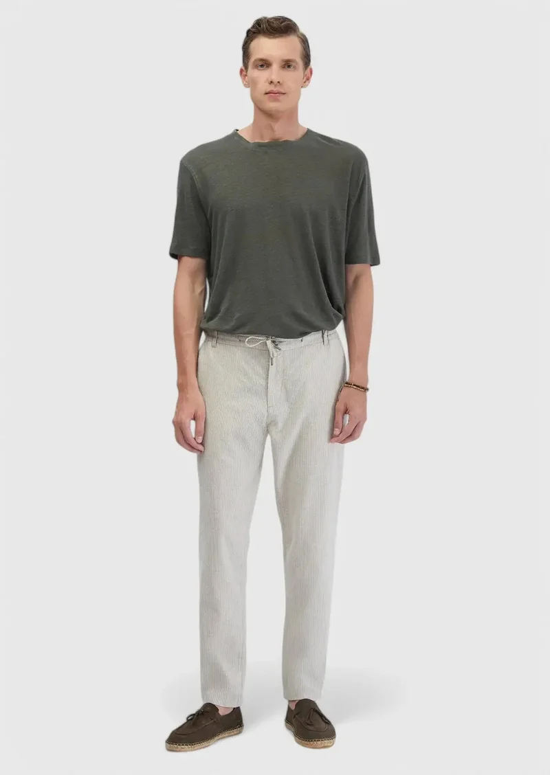 رامسي بنطال رياضي بيج اللون، مصنوع من مزيج القطن، بقصة مريحة وعصرية.