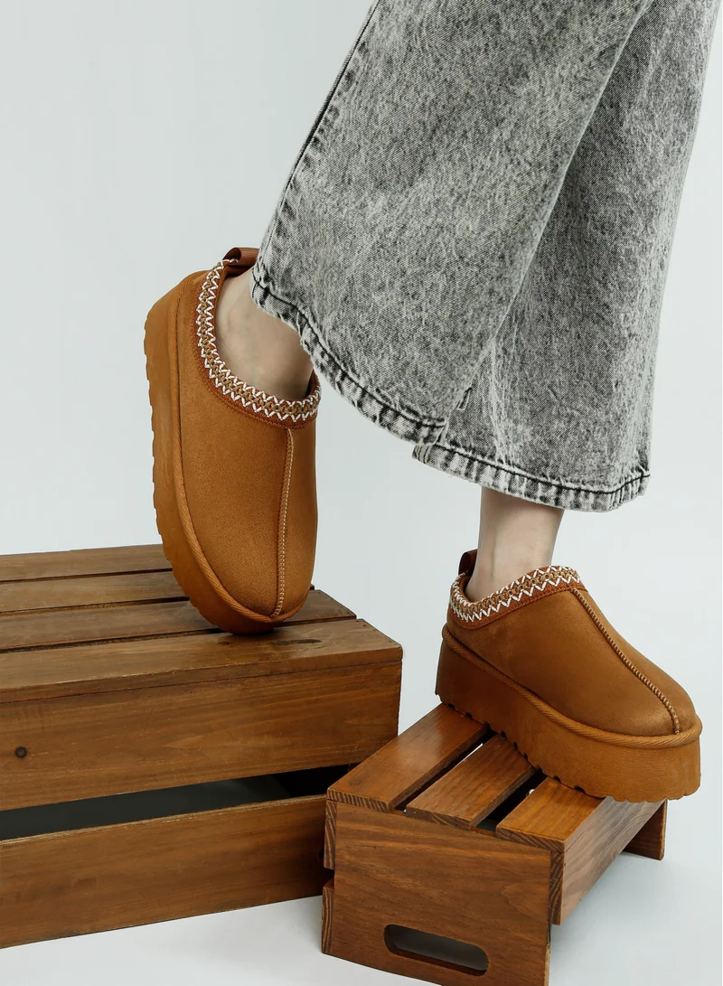 لندن راج حذاء كلاسيكي سهل الارتداء بنعل سميك مطرز باللون البني