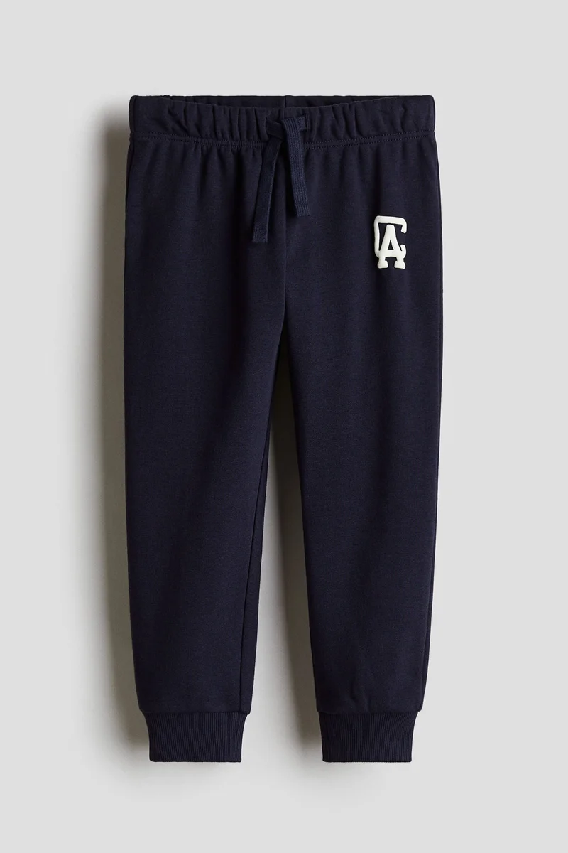 اتش اند ام بنطلون رياضي مزيّن برسمة