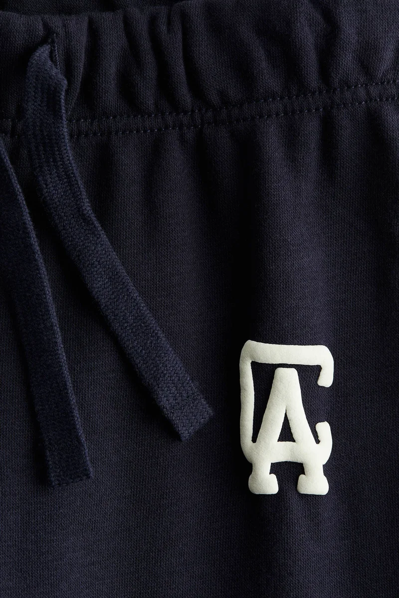 اتش اند ام بنطلون رياضي مزيّن برسمة