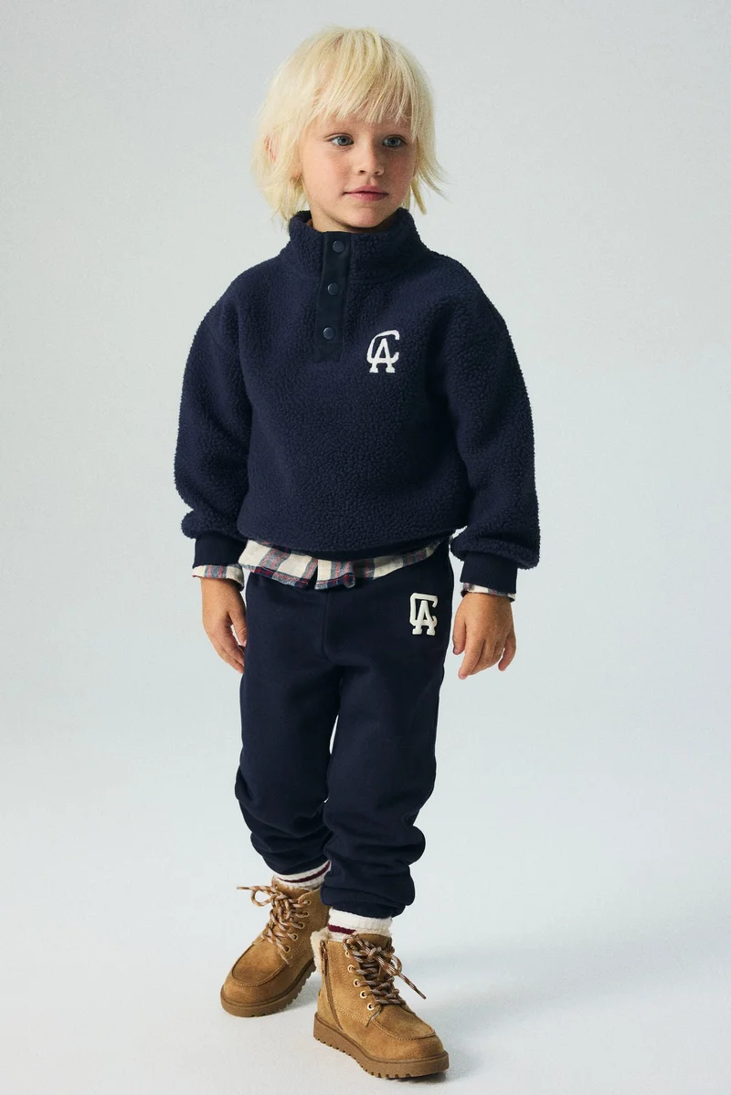 اتش اند ام بنطلون رياضي مزيّن برسمة