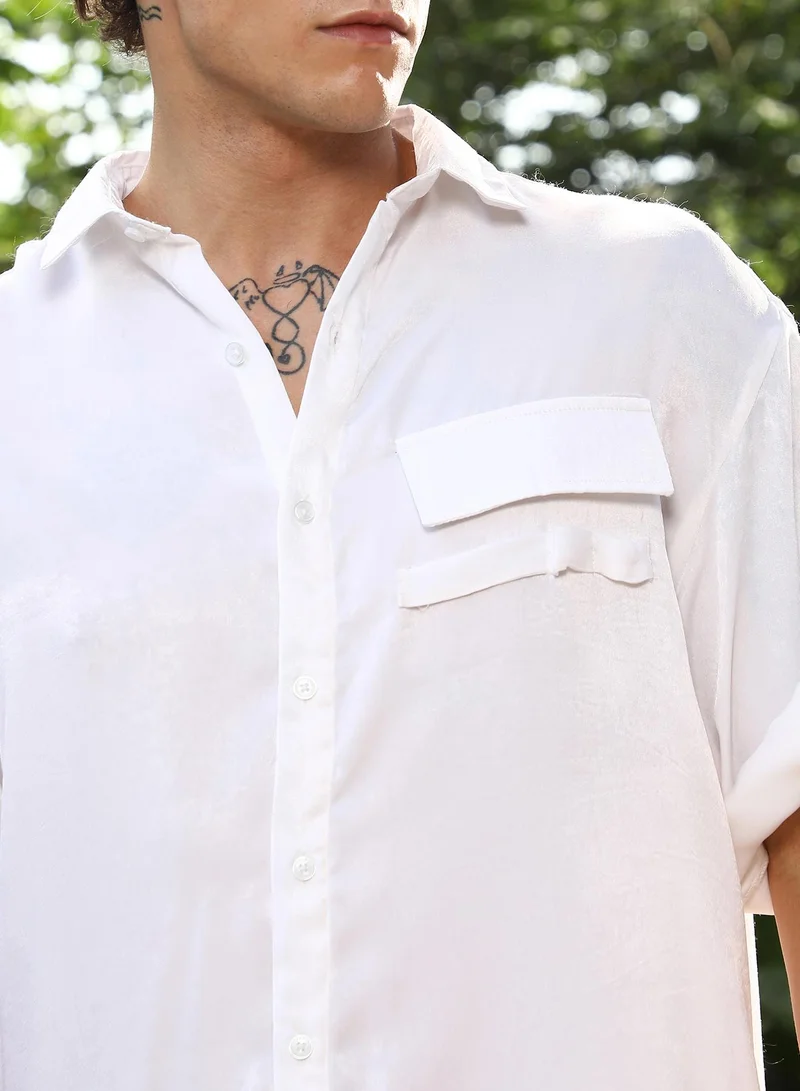 Campus Sutra Campus Sutra Men's Chalk White Satin-Utility Oversized Shirt For Casual Wear | Spread Collar | Short Cuffed Sleeves | Button Closure | Oversized Shirt Crafted With Comfort Fit For Everyday Wear