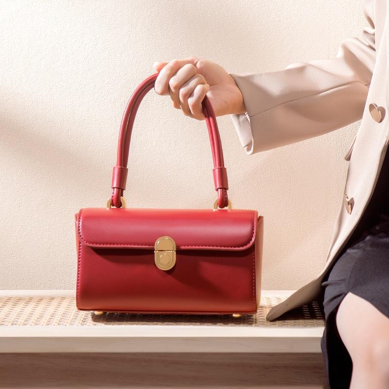 Red Vintage Square Shoulder Bag for Women - Image 2