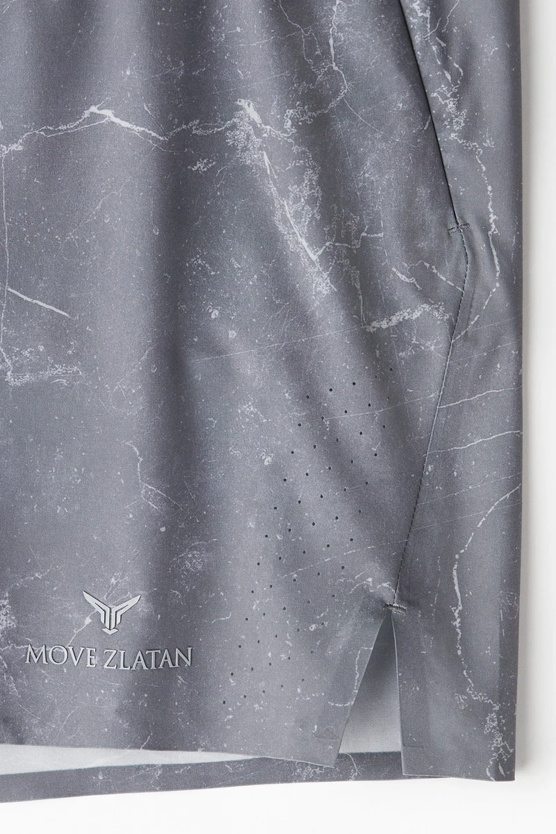 اتش اند ام Mid-length sports shorts with DryMove™