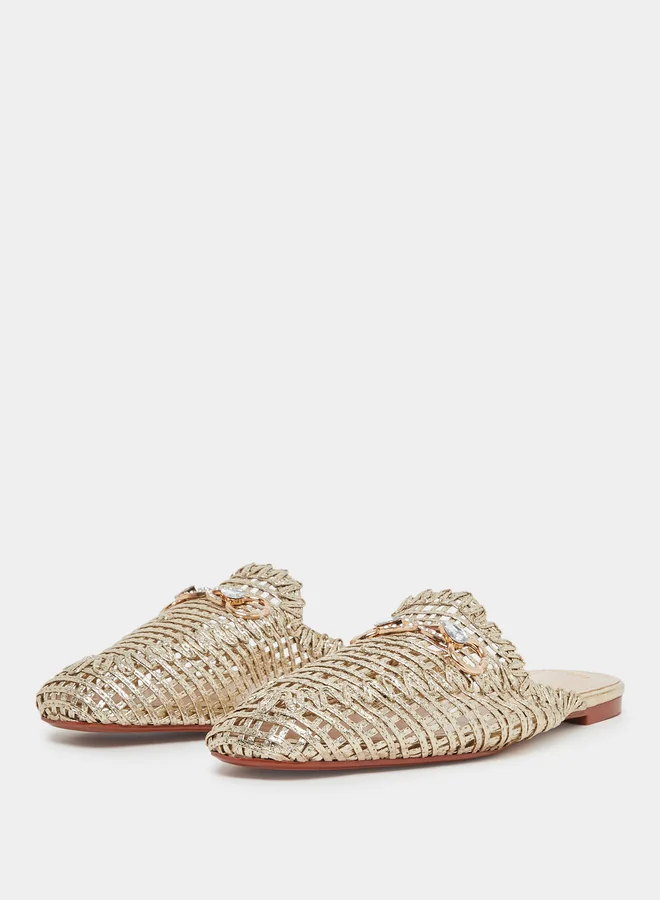 ستايلي حذاء لوفرز ميولز بتفاصيل منسوجة