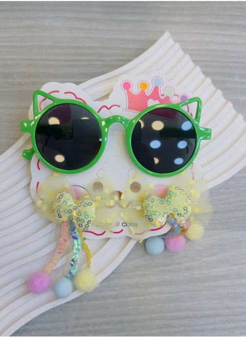 olorful children's sunglasses with a unique modern design in the shape of a cat, paired with two clips decorated with soft tulle ribbons, shiny colors, and colorful pom-poms, adding a playful and magical touch to your little one's look! 🌟👑 Carefully designed to combine elegance and fun in every detail, perfect for a lively and joyful look, whether for special occasions or daily wear.