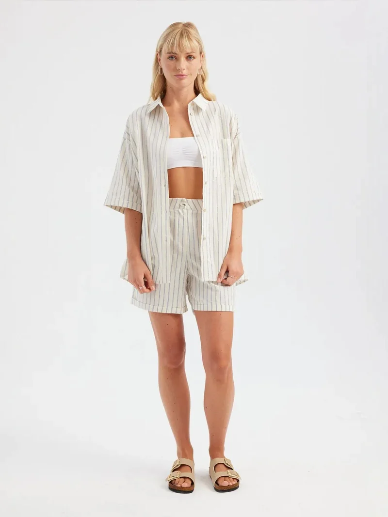 زوبعة قطعتان: قميص مخطط بأكمام قصيرة وجيوب وشورت بخصر مرتفع