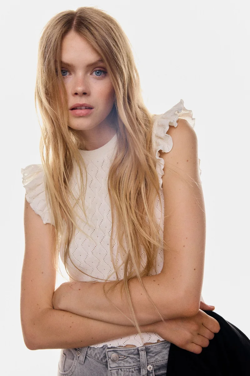 اتش اند ام بلوزة بأكمام مكشكشة