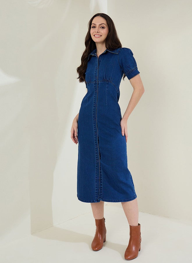 StyleStone فستان ميدي دنيم أزرق سادة للنساء من ستايل ستون مع ياقة قميص وأكمام قصيرة - Image 2