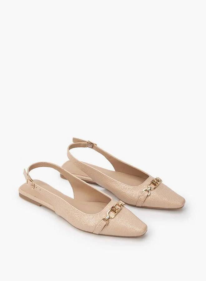 فلورا بيلا من شو إكسبرس صنادل بتفاصيل سلسلة مزخرفة وإغلاق بإبزيم