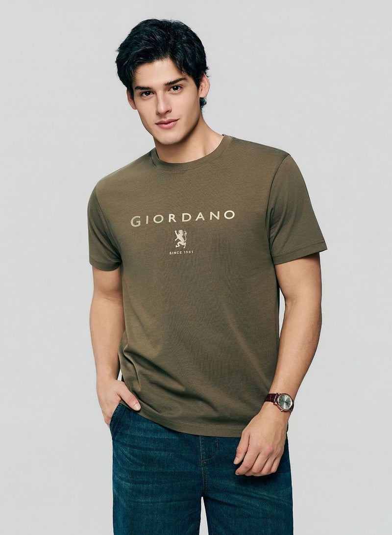 GIORDANO Men’s Slim Cotton Crew Neck Signature Print Tee - Image 1