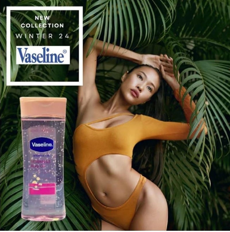 فازلين زيت الجسم "فازلين إنتنسيف كير" (Vaseline Intensive Care) بفيتامين B3، زيت مرطب خفيف الوزن لبشرة ناعمة ومشرقة، تركيبة سريعة الامتصاص، 200 مل، عبوة واحدة. - Image 3