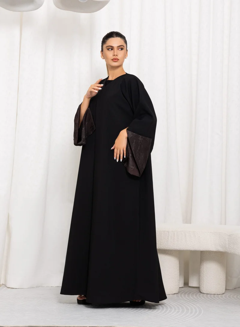 نيكياس فوهوا قماش مع لوحة جاكار جميلة في الخلف وطيات على الأكمام