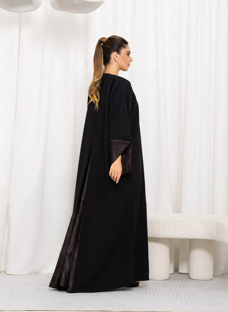 نيكياس فوهوا قماش مع لوحة جاكار جميلة في الخلف وطيات على الأكمام