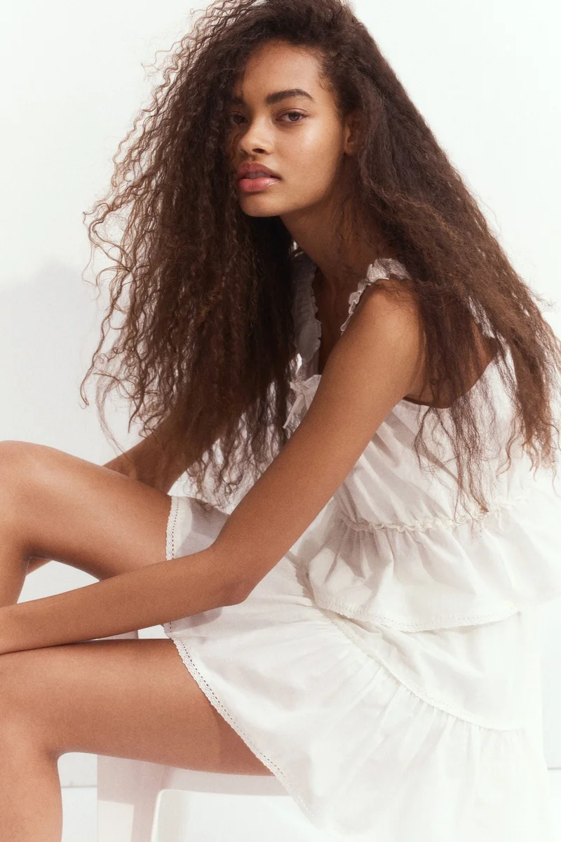 اتش اند ام تنورة ميني بتفاصيل دانتيل