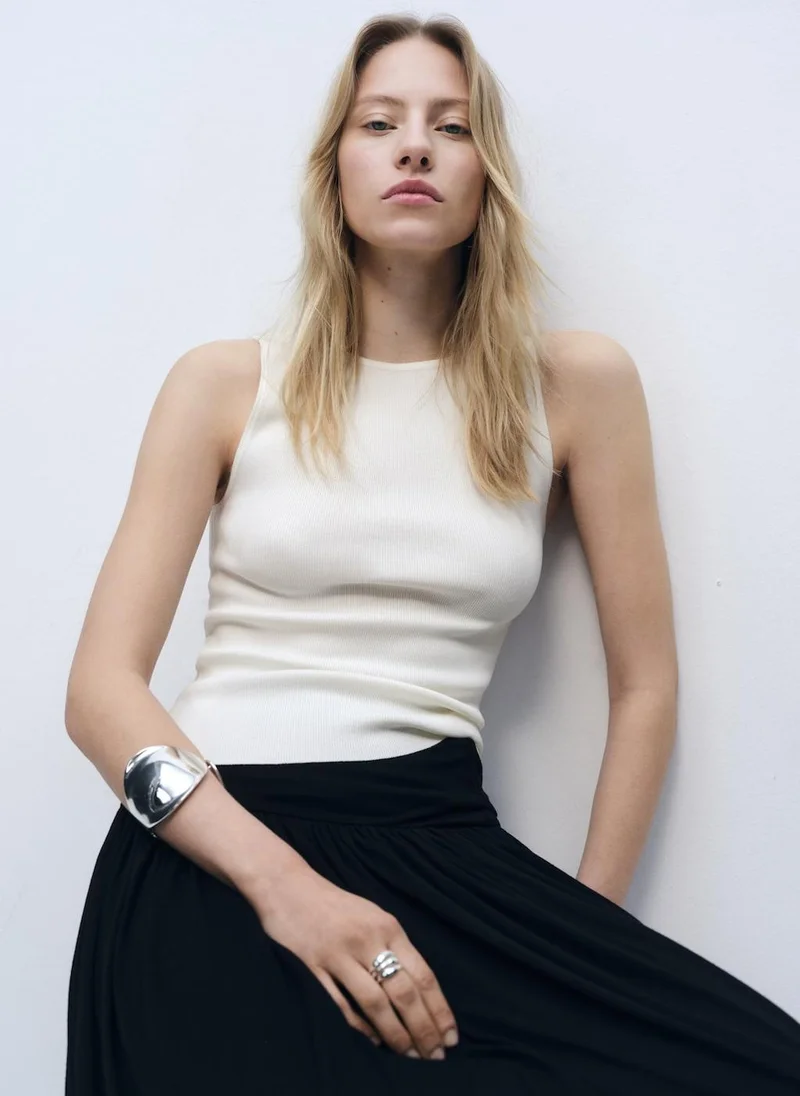 مانجو بلوزة محبوكة بدون أكمام بقصة ضيقة