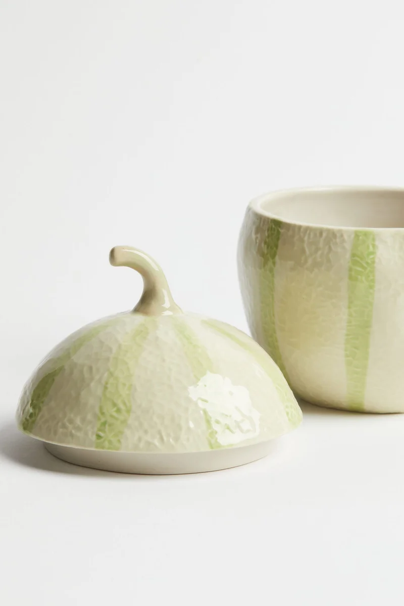 اتش اند ام وعاء من الفخار بغطاء بحجم صغير