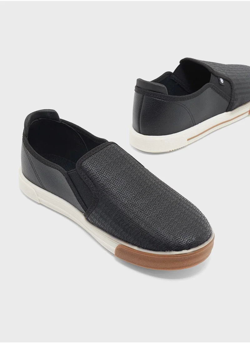 MOLEKINHO Kids Chau Slip On Sneakers