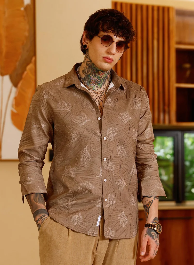 كامبوس سوترا قميص رجالي بطبعة أوراق شجر بنية اللون بياقة عادية وأكمام طويلة بأزرار وحافة منحنية