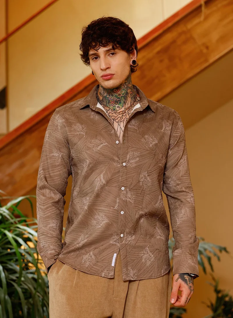 كامبوس سوترا قميص رجالي بطبعة أوراق شجر بنية اللون بياقة عادية وأكمام طويلة بأزرار وحافة منحنية