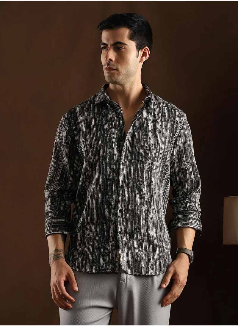 Campus Sutra Campus Sutra Men's Obsidian Black & Daisy White Distortion-Weave Shirt For Casual Wear | Mid-Rise | Regular Fit | Button Closure | Shirt Crafted With Comfort Fit For Everyday Wear