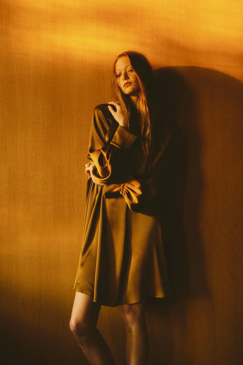 اتش اند ام فستان من الساتان بتفصيل على شكل وشاح